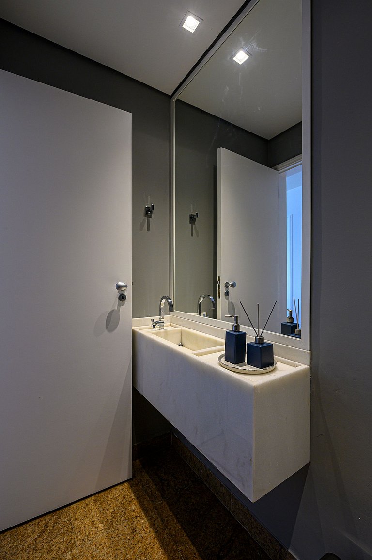 Lindo apartamento de frente para a praia do Leblon