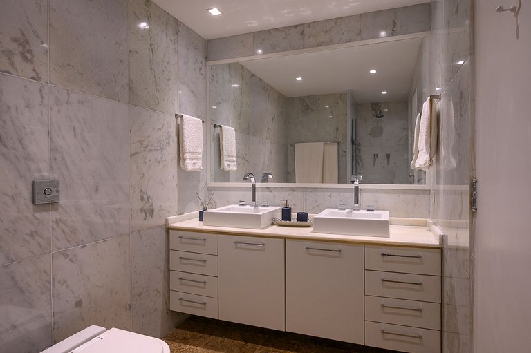 Lindo apartamento de frente para a praia do Leblon