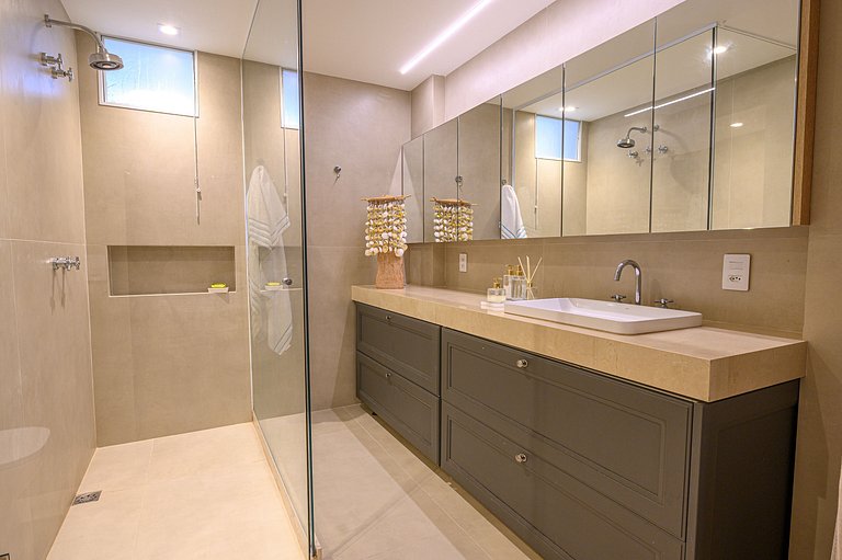 Apartamento reformado perto da praia 4 quartos